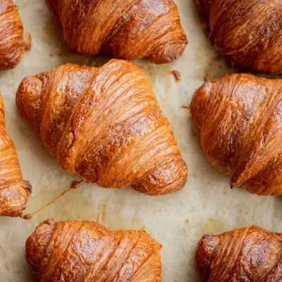 Croissants dorés sur une plaque de cuisson