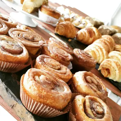 Plateau de roulés à la cannelle et de viennoiseries