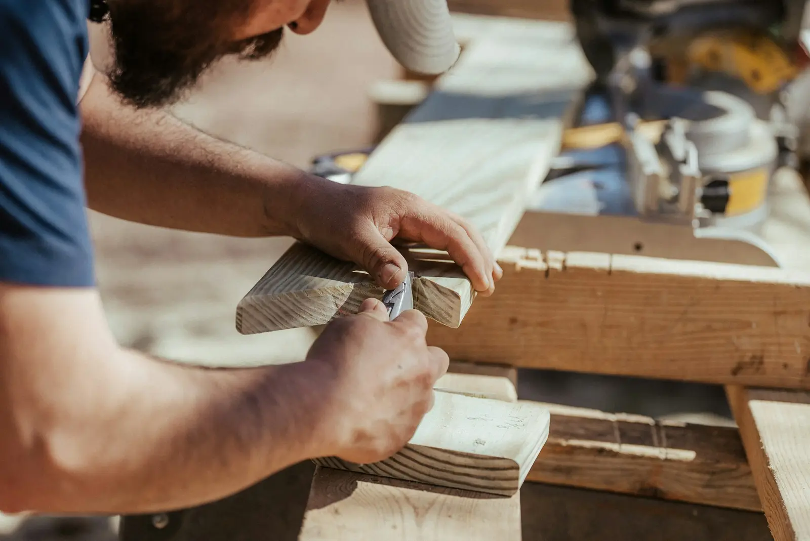 Menuisier au travail dans son atelier