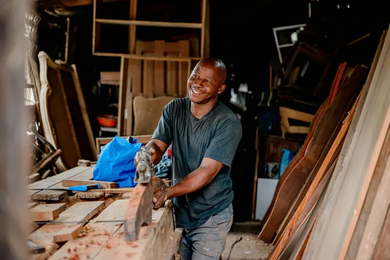 Artisan souriant dans l'atelier