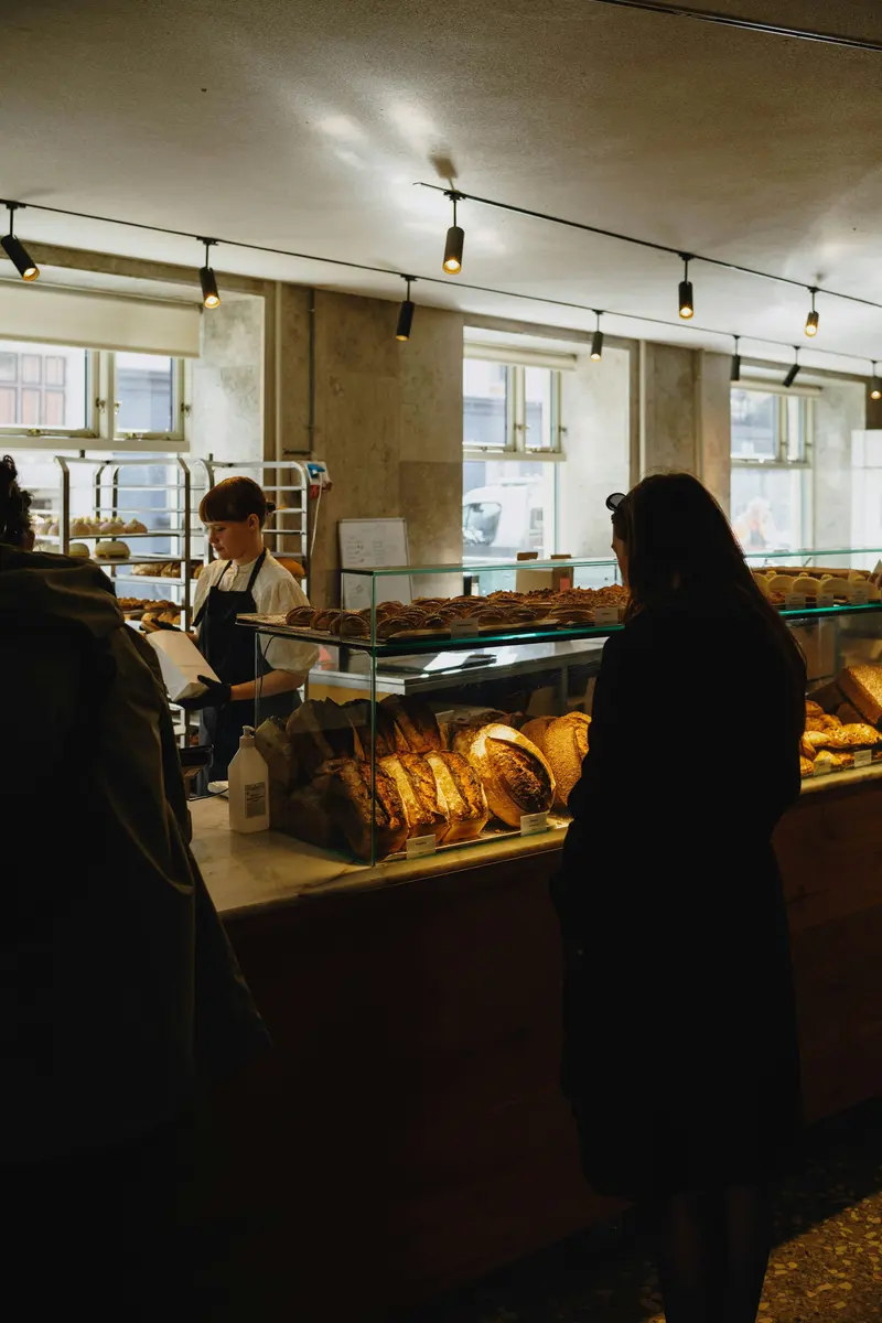 Le comptoir de la boulangerie, garni de pains