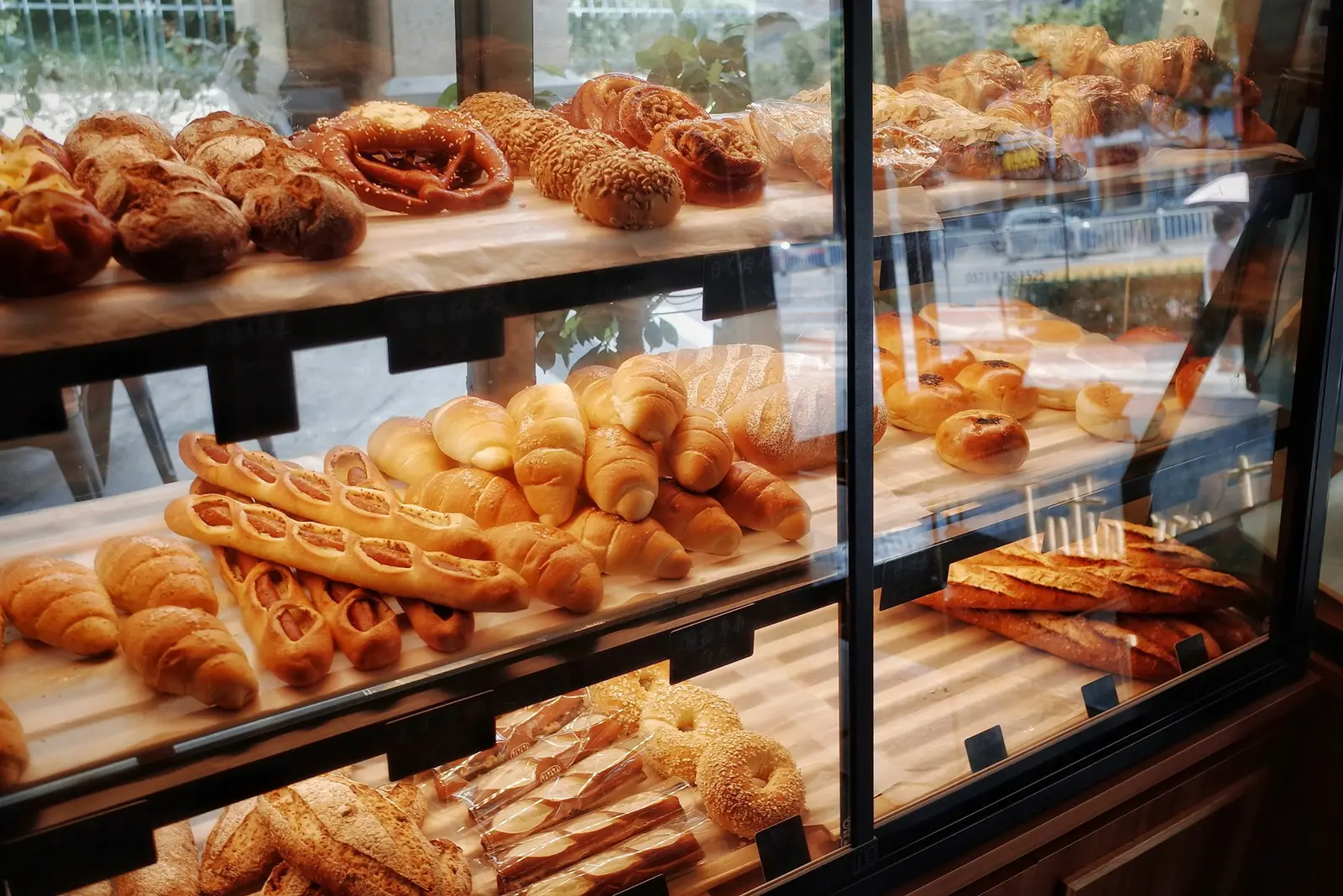 Vitrine de viennoiseries dorées
