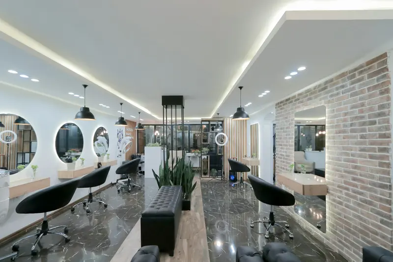 L'espace du salon, lumineux et moderne