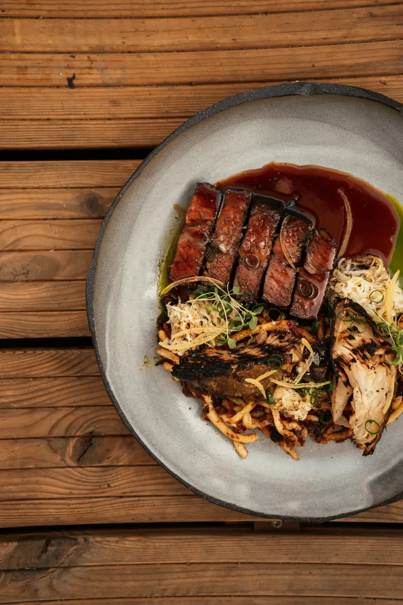 Assiette de viande tranchée et légumes
